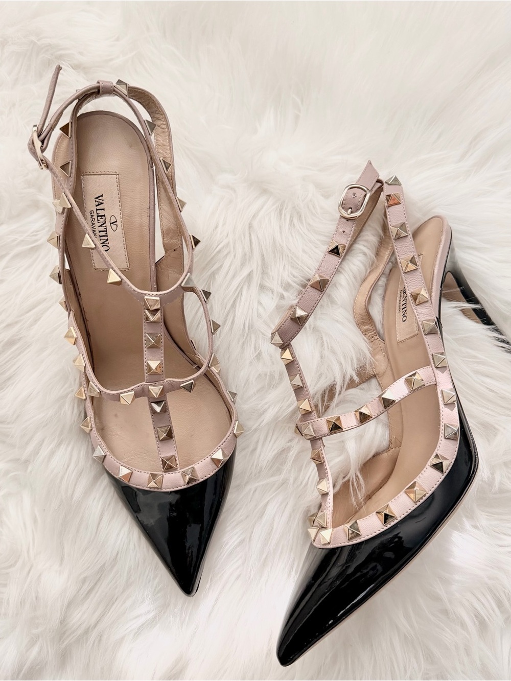 Valentino Garavani Rockstud 100mm Patent T-Strap Heels - Picture 3 of 10